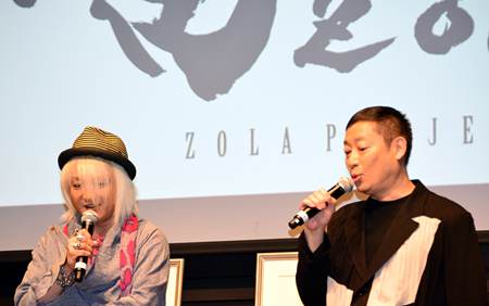 左が作曲を担当した浅倉さん、右が作詞担当の森さん