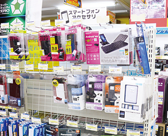パソコン工房イオンタウン平岡店ではスマートフォンアクセサリの販売でファミリーの来店が増えた