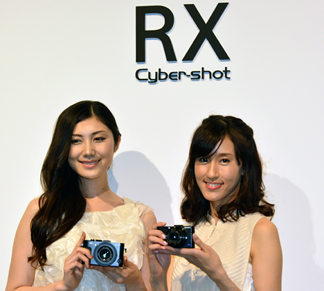 RX1R（左）とRX100 II（右）