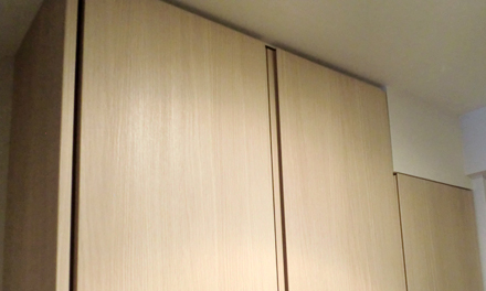 扉を閉じた状態のシューズボックス