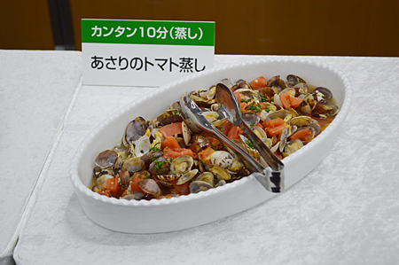 「カンタン蒸し」で調理された「あさりのトマト蒸し」
