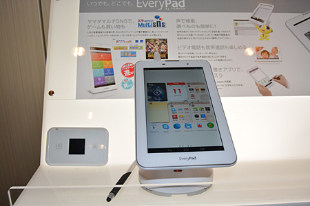 WiMAXのモバイルルータ「Wi-Fi WALKER WiMAX HWD13」(左)と「EveryPad」(右)
