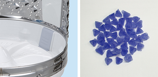 「Ag+抗菌水」をつくる「Ag+抗菌水ユニット」(左)と「Ag+抗菌ビーズ」(右)