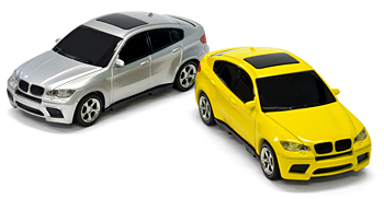 新色のプラチナシルバー(左)とカーニバルイエロー