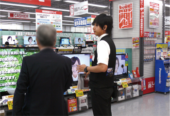 ヤマダ電機LABI水戸では駅前周辺に勤める会社員が気軽に来店してスタッフに質問している