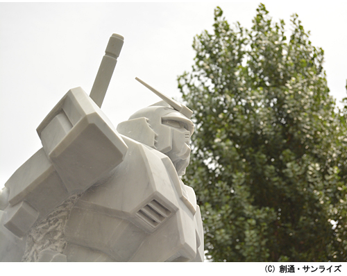 大理石から削り出した躍動感溢れるガンダム像