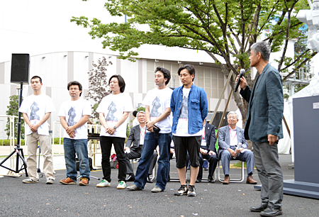 制作した東京芸術大学美術学部彫刻科の生徒たち