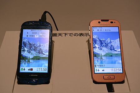 「新らくらくタッチパネル」を採用した夏モデル(右)