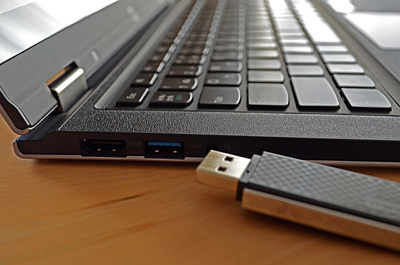 USB3.0対応のポートは端子部分が青い