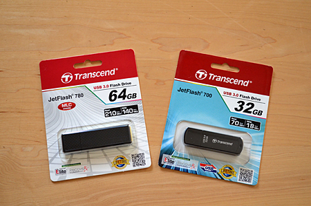 高速モデルの「JetFlash 780 64GB」(左)と「JetFlash 700 32GB」(右)