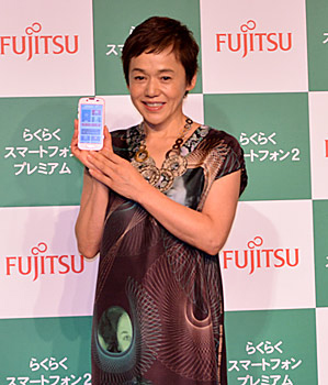 「らくらくスマートフォン2」をアピールする大竹さん