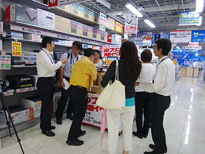 「3Dプリンタ体験イベント」では多くの人が足を止めていた