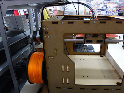 本体背部に樹脂をセットする