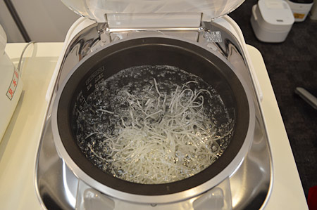 熱対流で激しく上下するそうめん