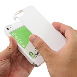 iPhone 5とICカードの間に電波遮断シートを挟む