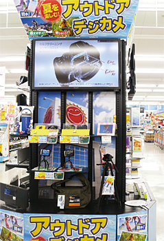 ビックカメラとのコラボレーションでデジカメをアピールするコジマNEW水戸店