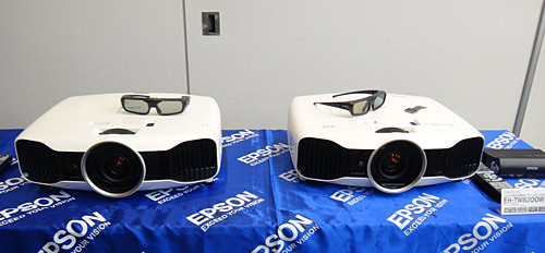上位モデルの「EH-TW8200W」（右）と「EH-TW8200」（左）
