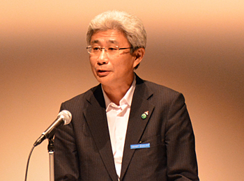 部位によって表面温度が異なることを説明する松本所長