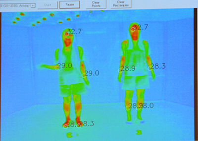実際にモデルの温度を測定。左はあらかじめ足を温めておいたモデル