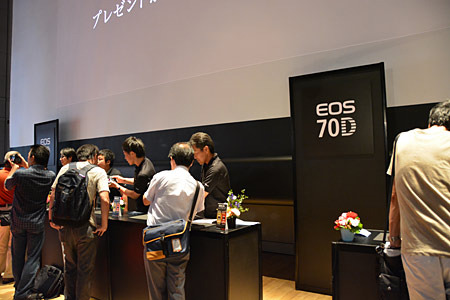 「ハンズオン」コーナーで多くの人が「EOS 70D」を手に取った