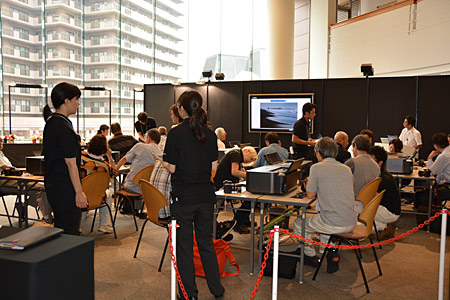 撮影体験コーナーは鈴なりの人