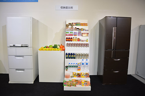 左が10年前のモデル。展示している食材分の容量がアップした