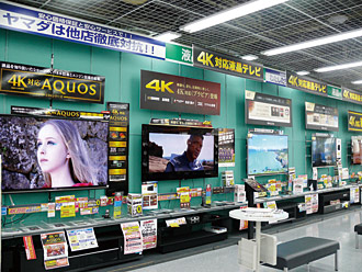 ヤマダLABI1高崎は壁面に大画面の4Kテレビを設置するなど最新機種をいち早く揃える