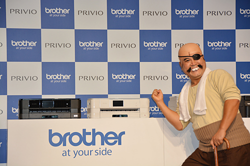 丹下段平の姿で新製品を紹介する山崎弘也さん