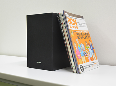 サブウーファーはA4雑誌とほぼ同じ高さ、奥行きだ