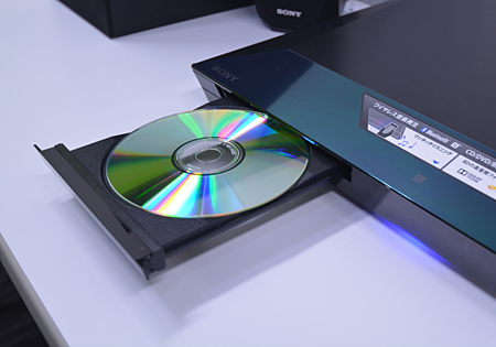 ドライブを搭載し、CD/DVD/BDの再生ができる