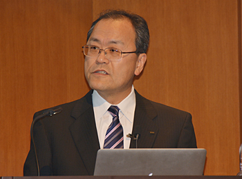 通信障害への対処を説明する田中社長