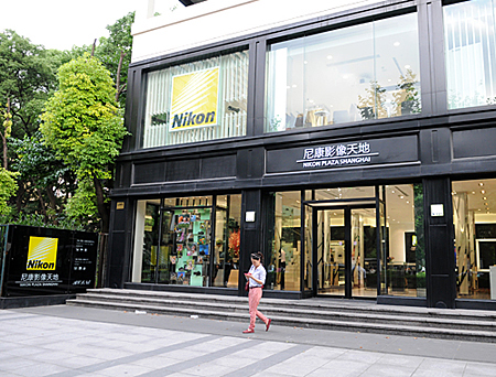 上海のブランドストリート、南京西路のショールーム「尼康影像天地」