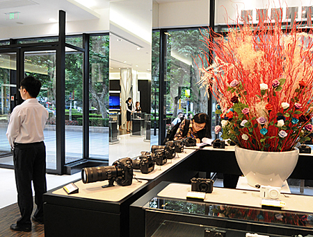 ガラス張りで明るく、白と黒を基調に高級感に溢れる。もちろん実機を自由に試すことができる