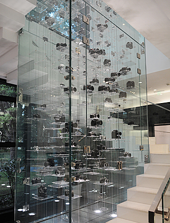 歴代の名機がずらり揃ったガラスショーケース。ニコンの歴史がここで俯瞰できる