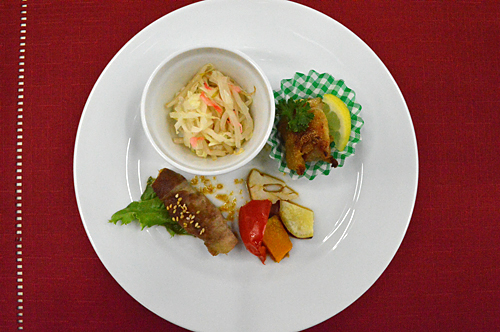 試食したスタミナ肉巻き、焼き野菜、キャベツサラダ、鶏のから揚げ