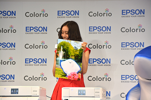 「A3で出力すると迫力がありますね」と話す忽那さん