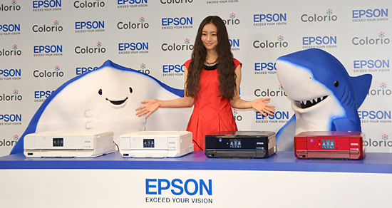 CMには「エイさん」(左)と「ちいサメ」(右)が登場する