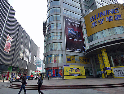 中国の大都市を歩けば、至るところに蘇寧か国美の店舗がある(蘇寧電器南京新街口店)