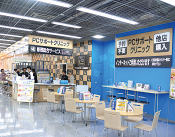 パソコンのサポートコーナーを広げたヤマダ電機LABI1高崎