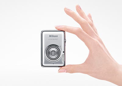 名刺より小さいCOOLPIX S02