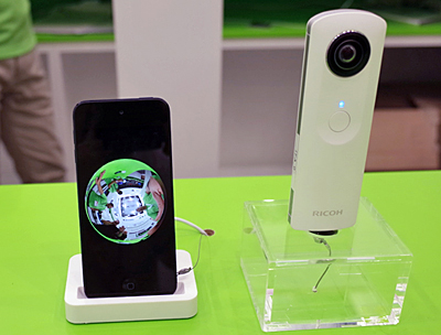 右側の白いボディが「THETA」。中央がシャッターボタンで、あとは側面に二つボタンがあるだけ。左側のスマートフォンに写っているのが撮影した画像