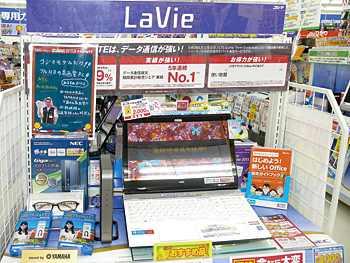 コジマNEW高崎店ではパソコンの展示棚に周辺機器を展示