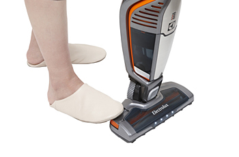 ペダルを踏んでブラシに絡まった髪の毛を取り除く