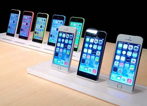 iPhone 5s(手前)とiPhone 5c(奥)