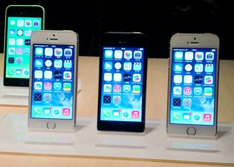 「iPhone 5s」のゴールド、シルバーはともに前面はホワイト