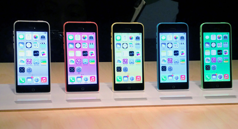 「iPhone 5c」のディスプレイ周辺はいずれもブラック
