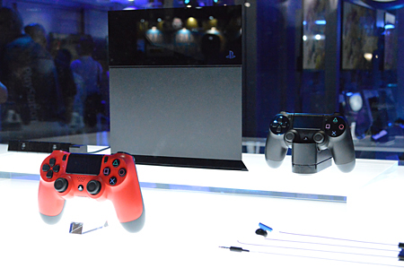 ソニー、7年振りの新型「プレイステーション4」