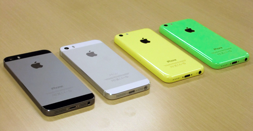 iPhone 5s（スペースグレイ、シルバー）とiPhone 5c（イエロー、グリーン）