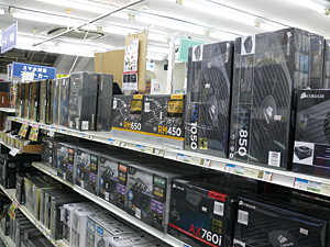 マザーボードをはじめケースや電源などのパーツがずらりと並んでいる