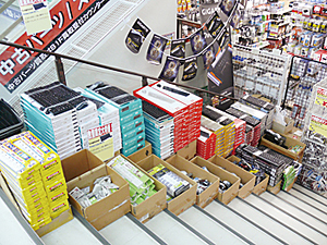 階段には特価品を展示